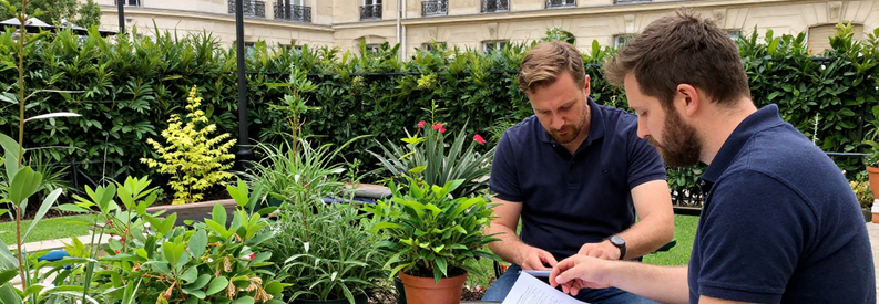 Comparaison Offres Jardinier Paris 6eme Jardinier présentant plusieurs estimations manuscrites à client sur terrasse parisienne 6ème arrondissement