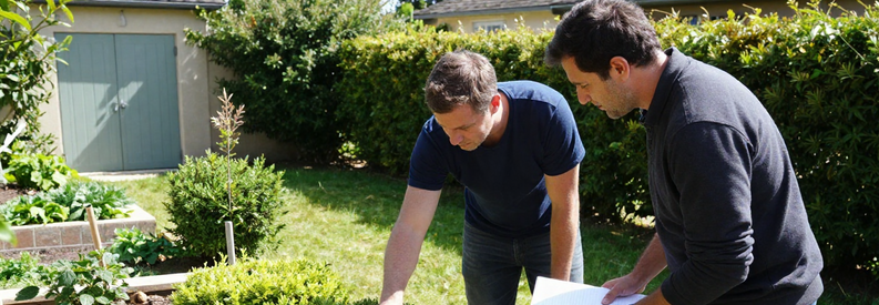 Jardinier professionnel consultant propriétaire dans jardin résidentiel Seine-Saint-Denis pour estimation travaux