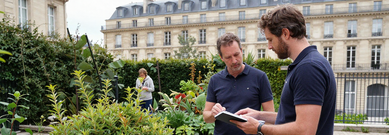 Consultation Jardinier Paris 4eme Marais Jardinier consultant client dans jardin urbain parisien du 4ème arrondissement avec immeubles typiques en fond