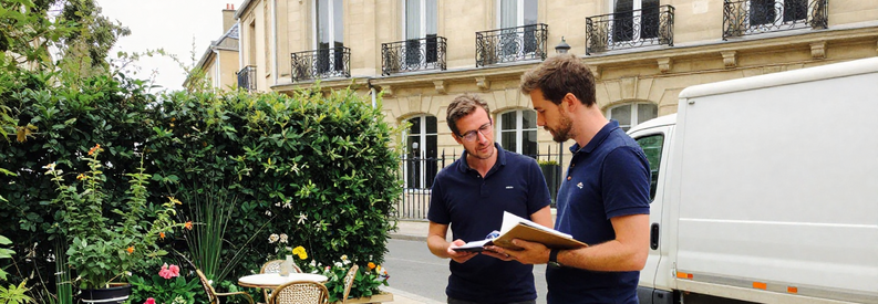 Jardinier Consultation Client Paris 16eme Jardinier professionnel présentant estimation travaux à propriétaire devant maison parisienne 16ème arrondissement