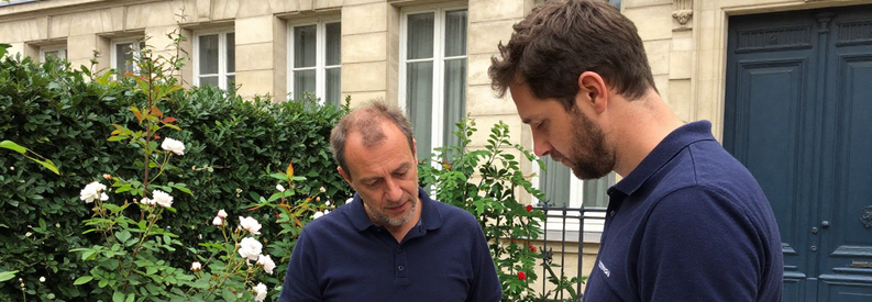 Jardinier Professionnel Estimation Paris 6eme Jardinier présentant estimation travaux à propriétaire devant immeuble parisien du 6ème arrondissement
