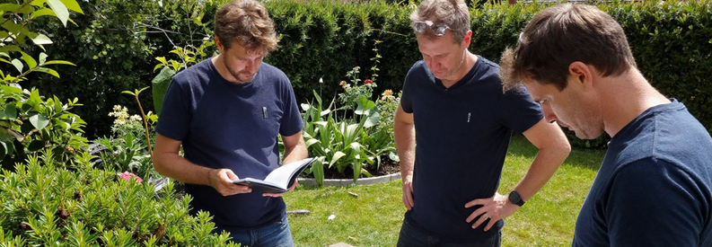 Comparaison Offres Jardiniers Essonne Trois jardiniers professionnels présentant leurs offres à clients dans jardins résidentiels Essonne