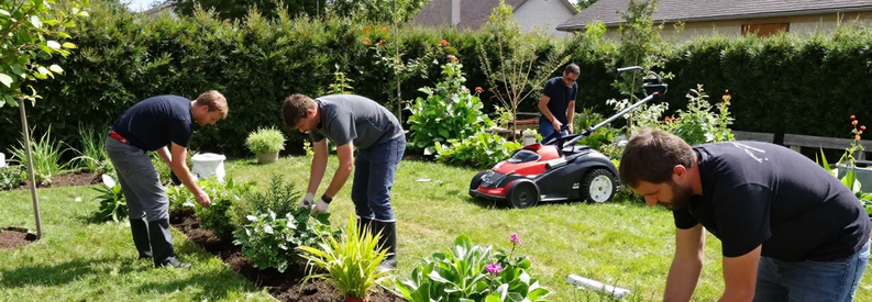 Equipe Jardiniers Clermont Ferrand Services Équipe de jardiniers du réseau Jardiva intervenant ensemble à Clermont-Ferrand : taille, tonte et aménagement sur un même jardin