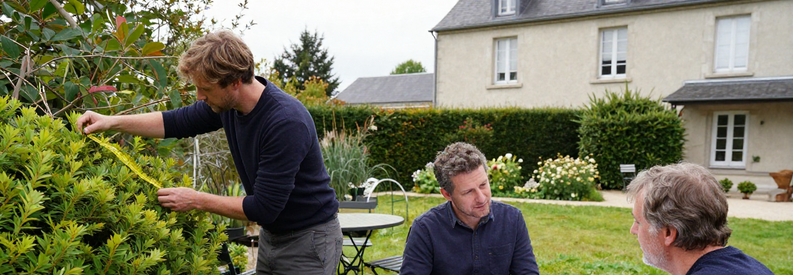 Facteurs Cout Entretien Jardin Seine Et Marne Jardinier évaluant terrain complexe, calculant estimation puis présentant offre client en Seine-et-Marne