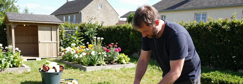 Jardinier Entretien Jardin Pavillonnaire Val De Marne Professionnel jardinage entretenant haie dans jardin pavillonnaire typique Val-de-Marne