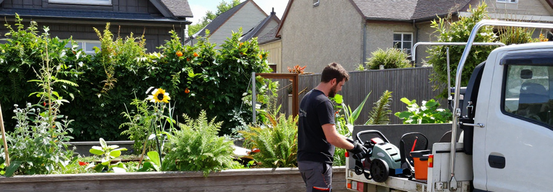Jardinier Intervention Reguliere Montreuil Jardinier professionnel arrivant pour entretien régulier dans jardin urbain de Montreuil avec équipement complet