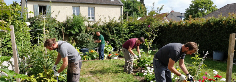 Jardinier Lyon 7 Services Complets Jardinier professionnel effectuant taille, tonte et entretien floral dans un jardin résidentiel du 7ème arrondissement de Lyon