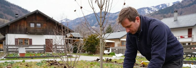 Jardinier Printemps Isere Premiere Tonte Jardinier en Isère effectuant la première tonte de printemps dans un jardin alpin en réveil saisonnier