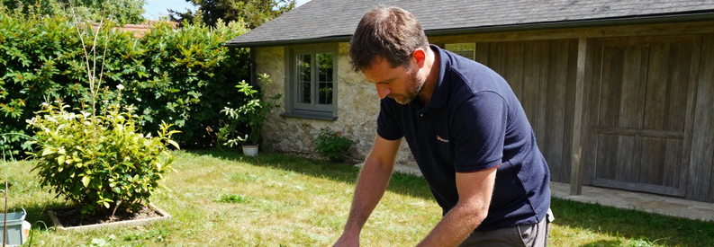 Jardinier Taille Haie Jardin Pavillonnaire Essonne Jardinier professionnel taillant haie dans jardin pavillonnaire typique Essonne avec outils adaptés