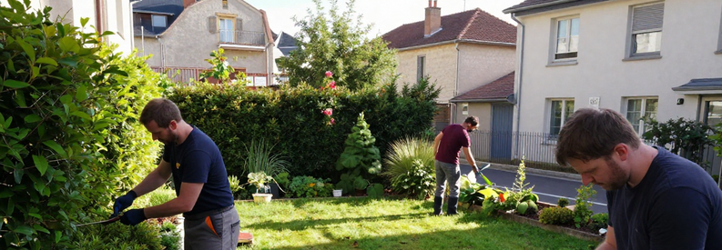 Jardiniers Verifies Lyon 5eme Trois jardiniers professionnels vérifiés travaillant dans des jardins du 5ème arrondissement de Lyon, illustrant la fiabilité du réseau Jardiva.