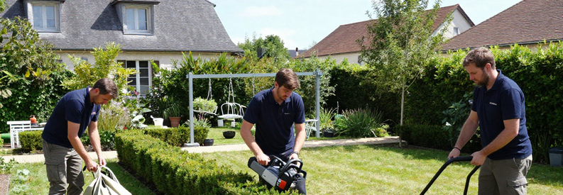 Tarifs Entretien Jardin Yvelines Services Trois prestations jardinage courantes dans les Yvelines : taille haie, tonte pelouse et ramassage végétaux