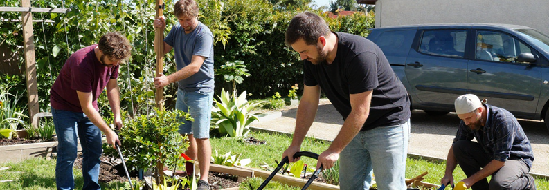Comparaison Tarifs Jardinier Vaucluse Trois jardiniers vauclusiens : particulier, auto-entrepreneur, entreprise paysagiste en action montrant différents niveaux de service et tarification.