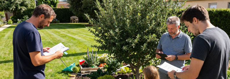 Comparaison Tarifs Jardiniers Toulon Trois jardiniers toulonnais présentant leurs tarifs à des clients pour comparer les offres de jardinage à domicile.