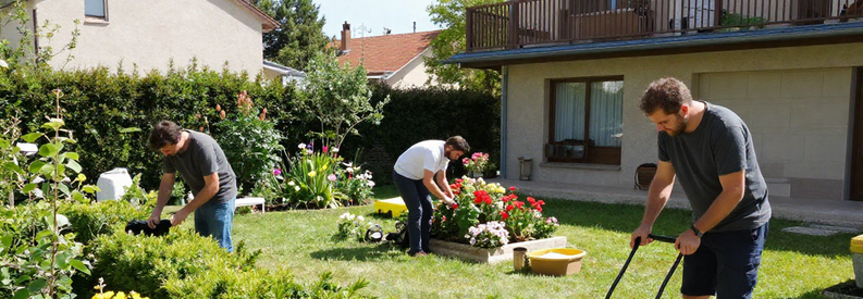 Jardiniers Marseille 8eme Trio Entretien Trois jardiniers professionnels travaillant simultanément dans des jardins résidentiels du 8ème arrondissement de Marseille, illustrant la couverture complète du secteur.
